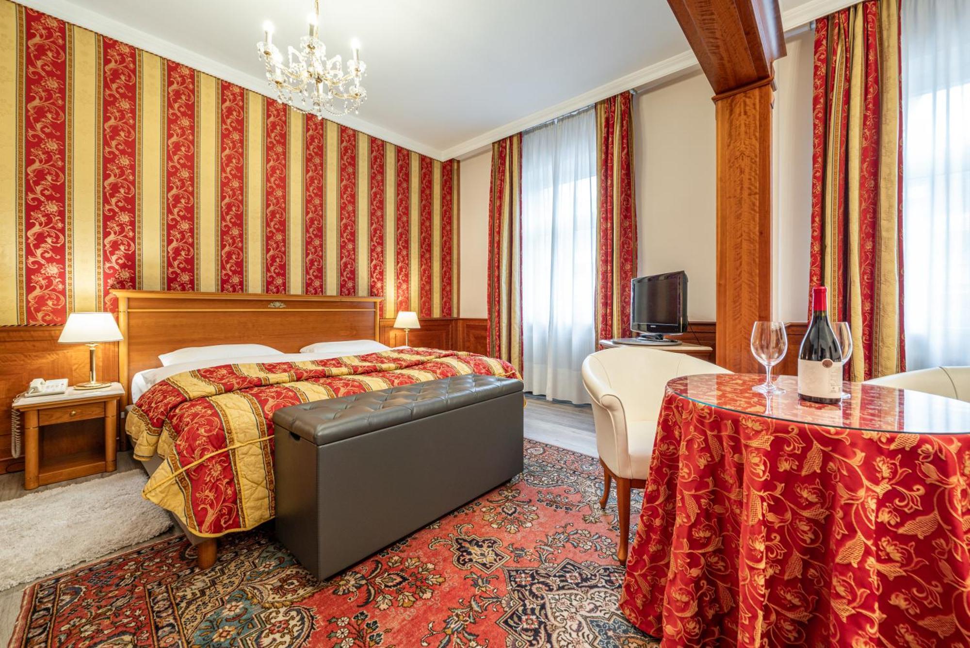 Hotel Neue Post 4*